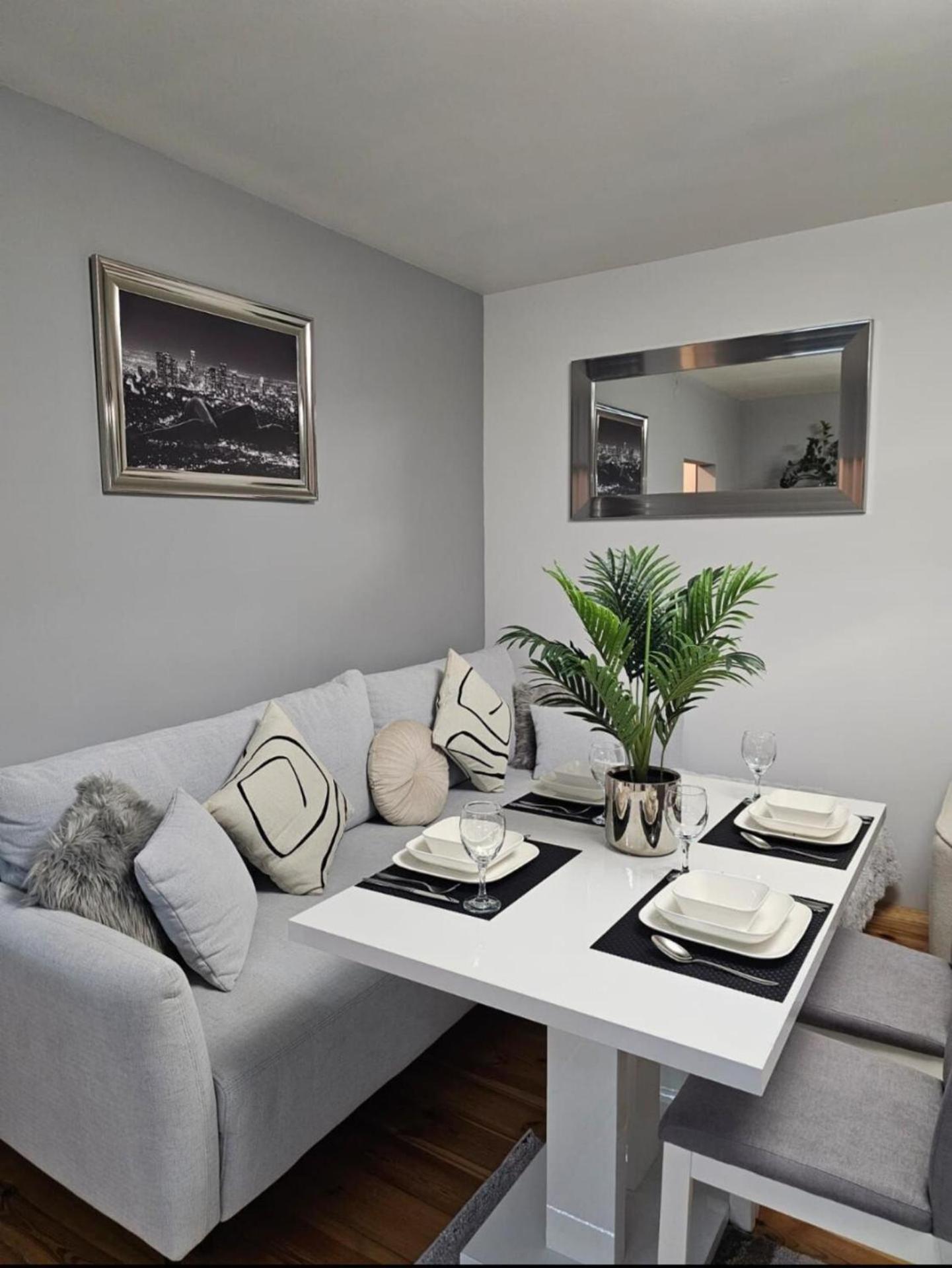 Apartment In Zyrardow 10Min To Suntago 外观 照片